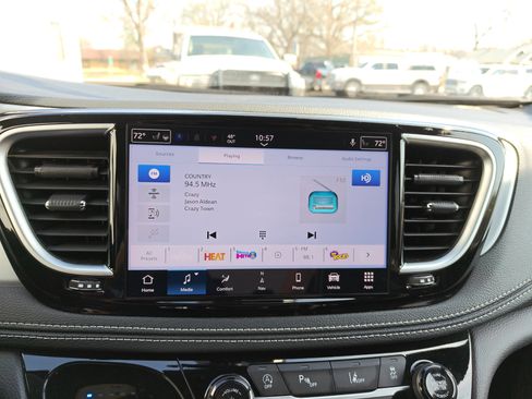 Used 2025 Chrysler Pacifica Limited FWD image 19
