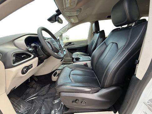 Used 2022 Chrysler Pacifica Touring-L FWD image 9