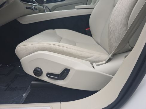 Used 2022 Volvo XC60 B5 Momentum w/ Advanced Package FWD image 25