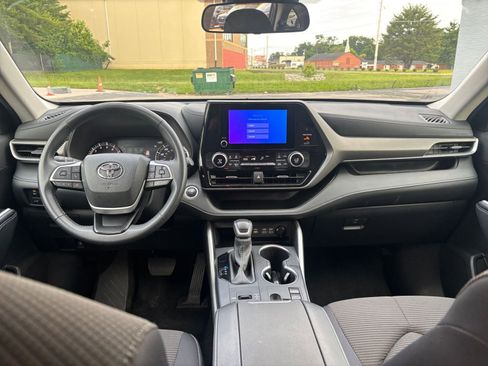 Used 2025 Toyota Highlander LE FWD image 35
