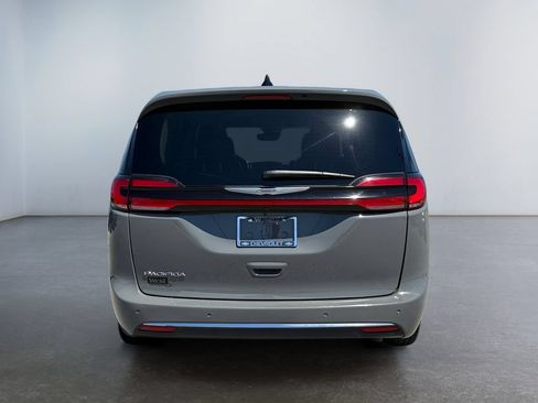 Used 2023 Chrysler Pacifica Touring-L FWD image 4