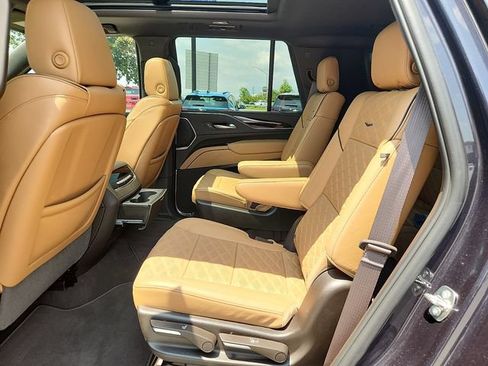Used 2024 Cadillac Escalade Premium Luxury AWD/4WD image 10