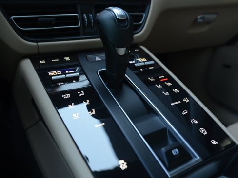 Certified 2026 Porsche Macan AWD/4WD image 24