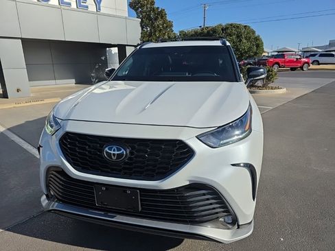 Used 2023 Toyota Highlander XSE FWD image 9