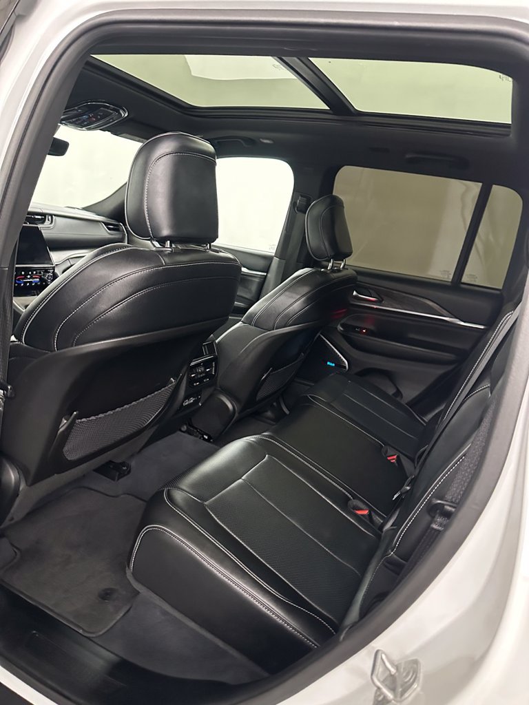 Used 2023 Jeep Grand Cherokee Overland AWD/4WD image 26
