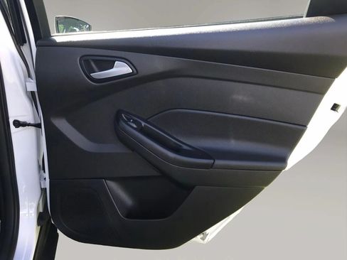 Used 2018 Ford Focus SE w/ SE Appearance Package FWD image 46