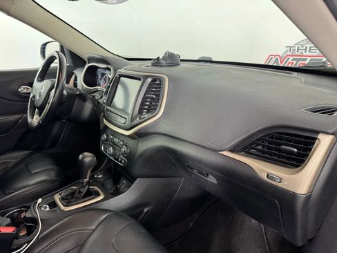 Used 2016 Jeep Cherokee Limited image 12