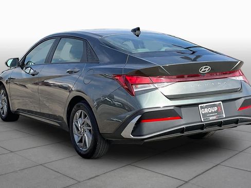 Used 2024 Hyundai Elantra SEL FWD image 11