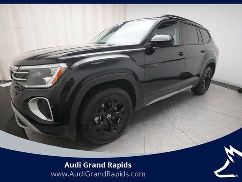 Used 2026 Volkswagen Atlas Peak Edition AWD/4WD image 1