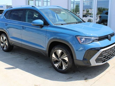 Used 2025 Volkswagen Taos SE AWD/4WD image 1