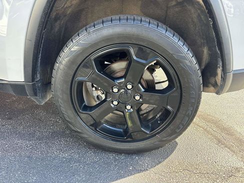 Used 2019 Jeep Grand Cherokee Laredo image 30