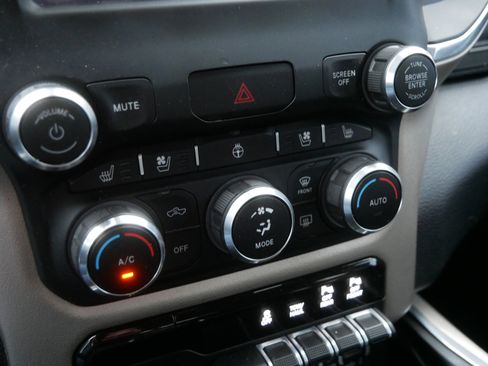 Used 2019 RAM 1500 Laramie AWD/4WD image 29
