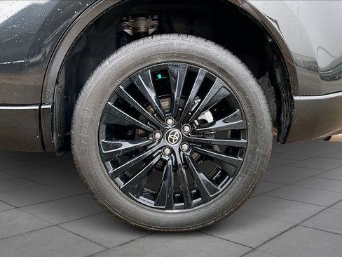 Used 2023 Toyota Venza Nightshade image 11