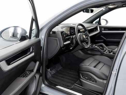 Used 2025 Porsche Cayenne image 7