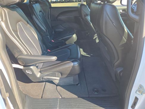 Used 2025 Chrysler Pacifica Select image 10