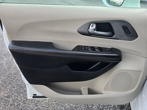 Used 2020 Chrysler Pacifica Touring-L FWD image 44