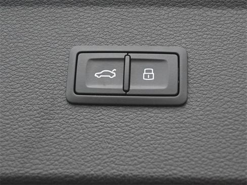 Used 2024 Audi Q5 e Premium Plus w/ Premium Plus Package image 32