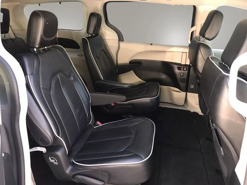 Used 2023 Chrysler Pacifica Limited FWD image 3