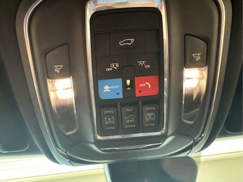 Used 2024 Jeep Grand Cherokee Altitude image 44