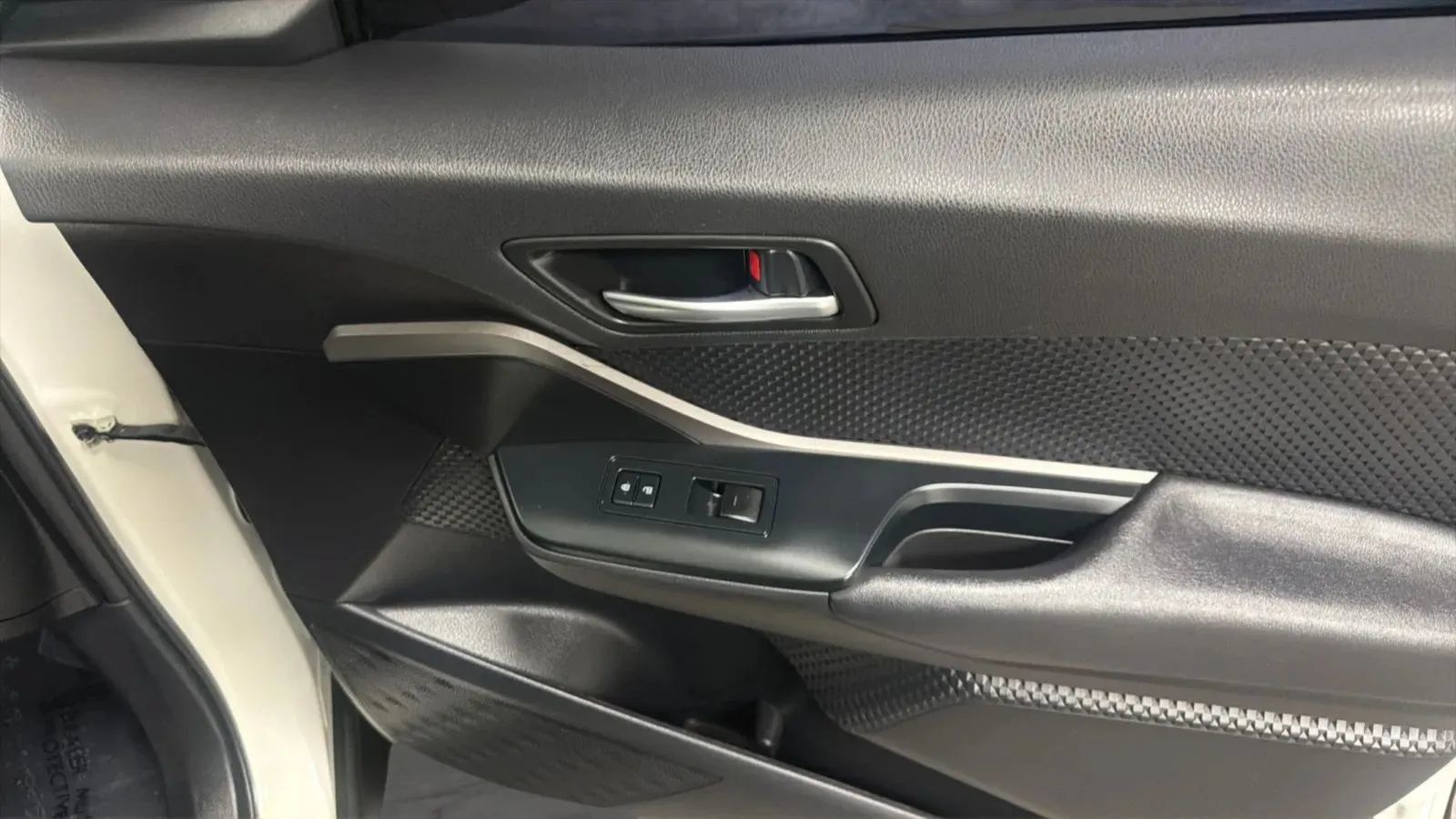 Used 2020 Toyota C-HR LE FWD image 17