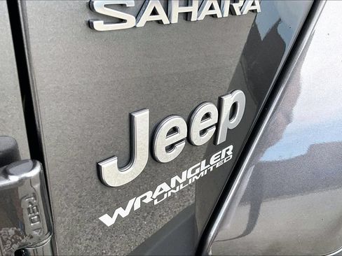 Used 2018 Jeep Wrangler Unlimited Sahara AWD/4WD image 30