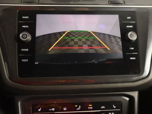 Used 2022 Volkswagen Tiguan SE w/ Panoramic Sunroof Package image 44