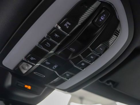 Certified 2026 Porsche Macan AWD/4WD image 28