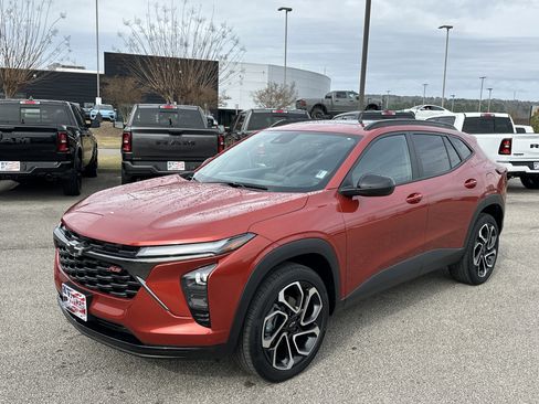 Used 2024 Chevrolet Trax RS w/ Sunroof Package image 3