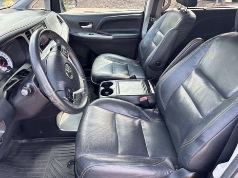 Used 2017 Toyota Sienna SE Premium FWD image 14