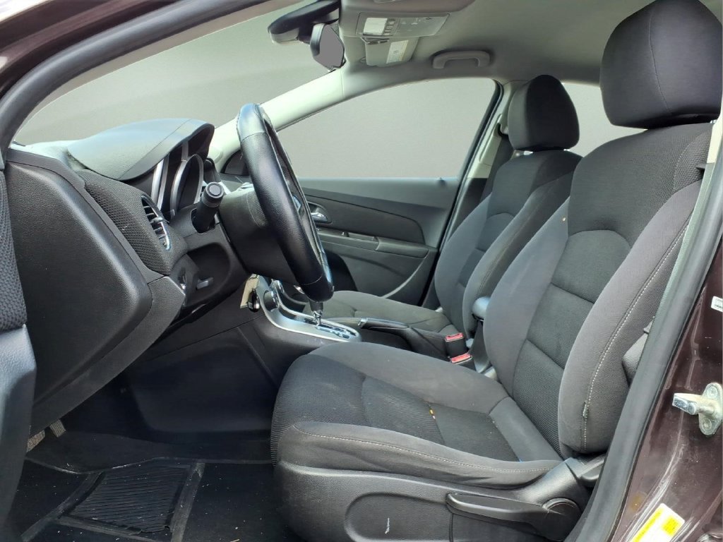 Used 2015 Chevrolet Cruze LT w/ Technology Package FWD image 2