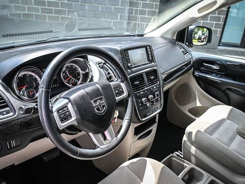 Used 2018 Dodge Grand Caravan SE w/ UConnect Hands-Free Group FWD image 9