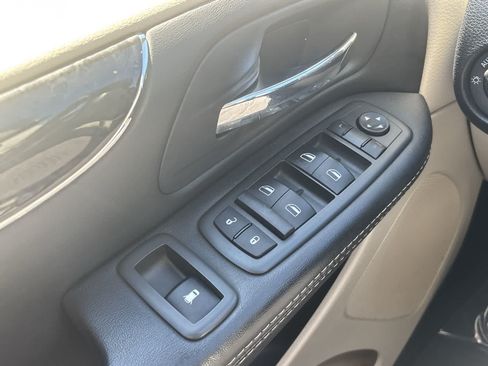 Used 2015 Chrysler Town & Country Touring FWD image 28