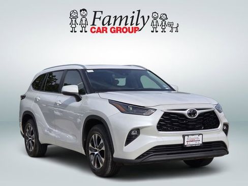 Certified 2025 Toyota Highlander XLE FWD image 2
