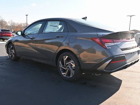 Used 2025 Hyundai Elantra Sport image 5