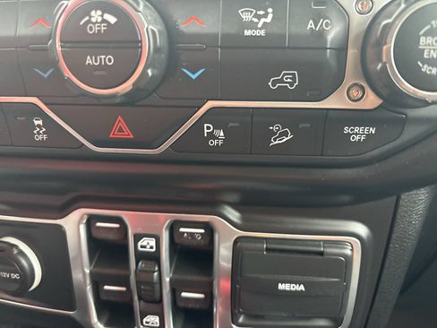 Used 2018 Jeep Wrangler Unlimited Sport S AWD/4WD image 34