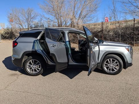 Used 2024 GMC Terrain SLT image 7