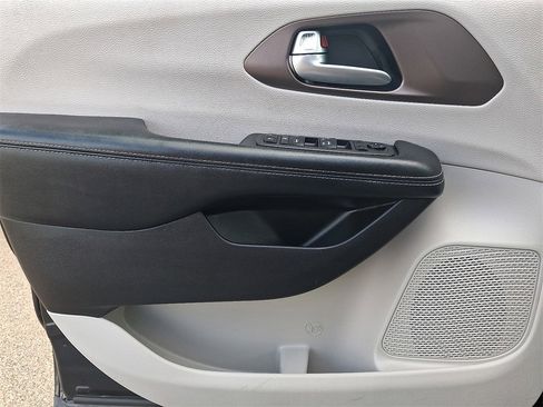 Used 2022 Chrysler Voyager LX image 13