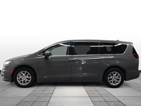 Used 2023 Chrysler Pacifica Touring-L FWD image 4
