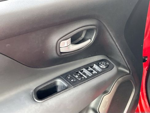 Used 2023 Jeep Renegade Latitude image 18