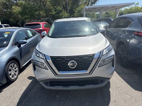 Used 2021 Nissan Rogue SV image 2