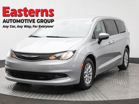 Used 2023 Chrysler Voyager LX image 1