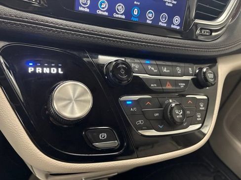 Used 2020 Chrysler Pacifica Limited w/ Advanced Safetytec Group FWD image 27