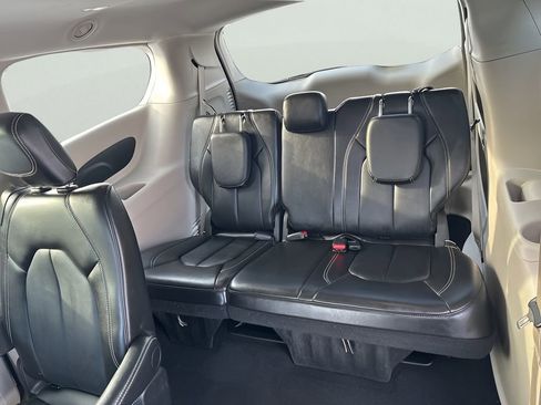 Used 2024 Chrysler Pacifica Touring-L FWD image 31