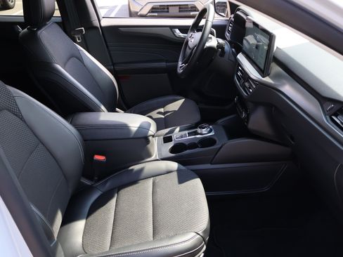 Used 2025 Ford Escape SE FWD image 8
