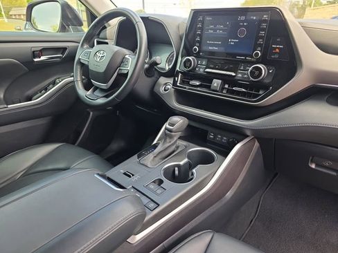 Used 2022 Toyota Highlander XLE image 17