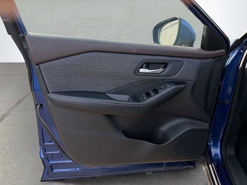 Used 2023 Nissan Rogue SV image 24