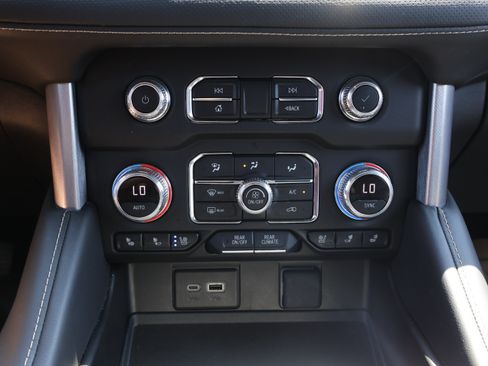 Used 2024 GMC Yukon SLT AWD/4WD image 18