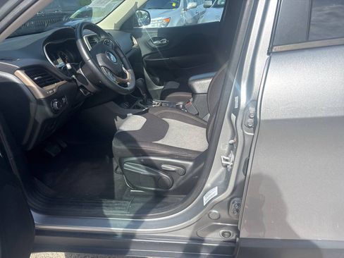 Used 2021 Jeep Grand Cherokee Laredo RWD image 9