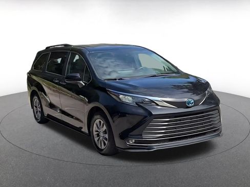 Used 2025 Toyota Sienna XLE FWD image 3