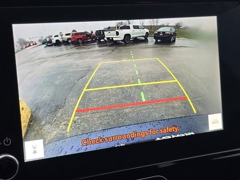 Used 2023 Toyota Venza LE image 3